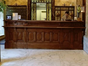 Arnaboldi Interiors Стойка администратора из дерева