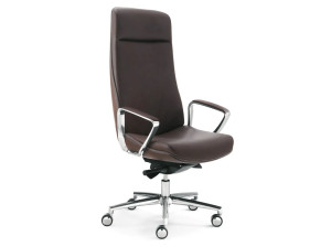 Кожаное офисное кресло с высокой спинкой