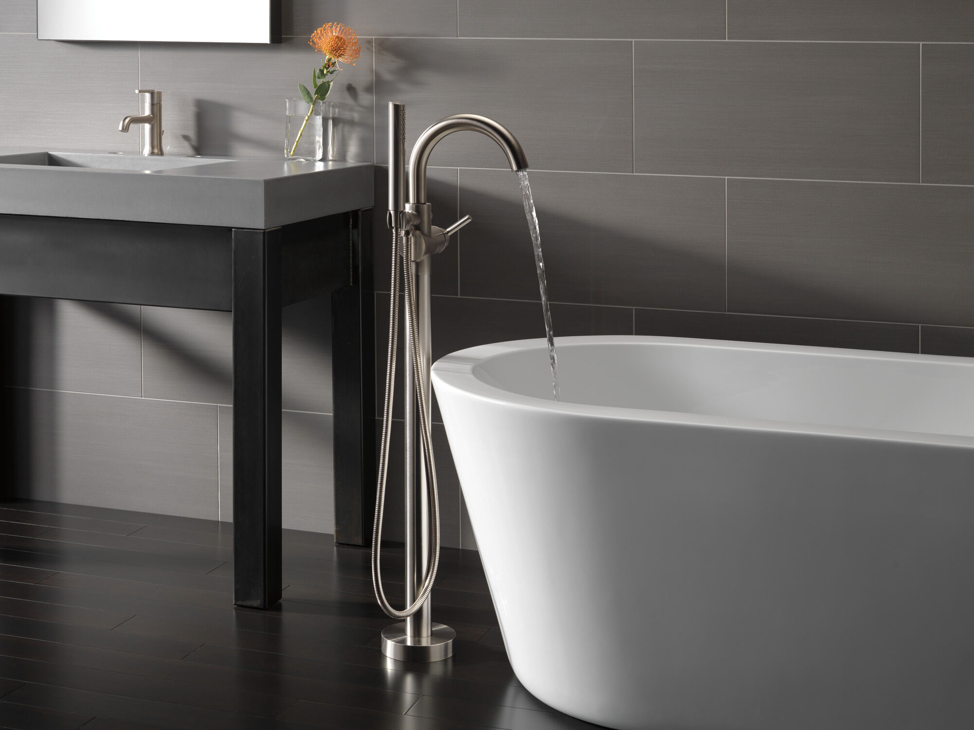 T4759-SSFL Напольная накладка для ванны с одной ручкой и ручным душем Delta Faucet Delta Нержавеющая сталь - Вид №9