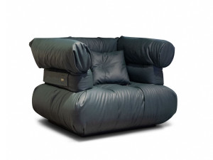 Кожаное кресло с подлокотниками