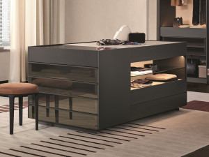 Деревянный и стеклянный комод