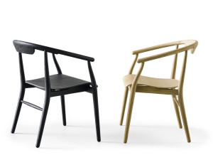 Деревянный стул с подлокотниками