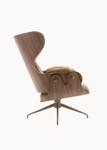 Кожаное кресло с высокой спинкой