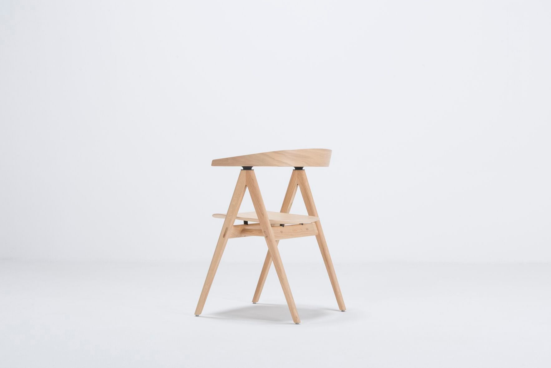 Дубовый стул с подлокотниками с открытой спинкой Gazzda Ava ARCH-00111958 - Вид №1