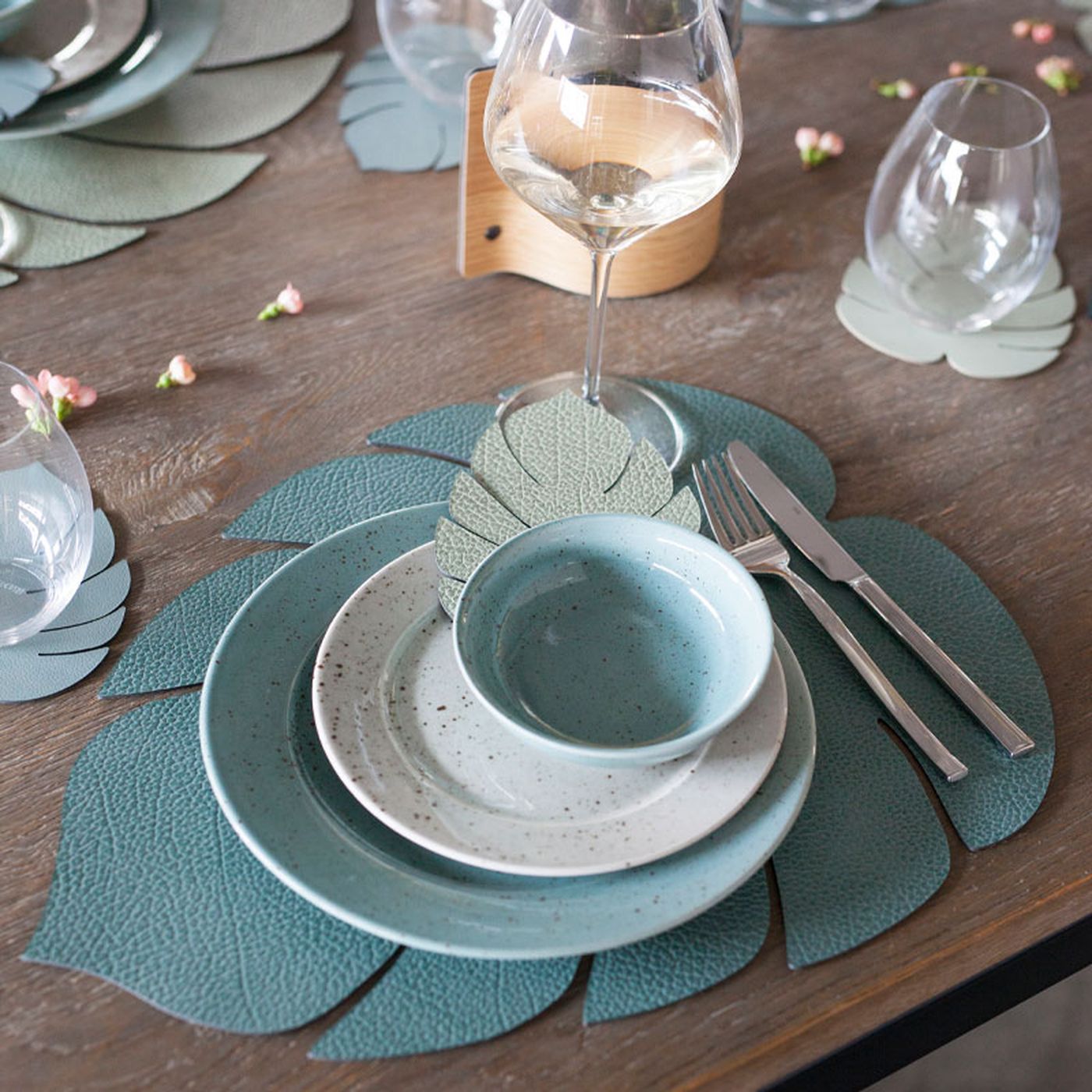 989949 HIPPO pastel green подстановочная салфетка лист монстеры 42х35 см, толщина 1,6мм;LIND DNA  - Вид №1