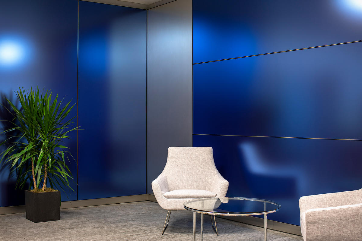 FSRT647 Система обшивки стен Levelr с панелями из вивихромного хромового стекла с прослойкой индивидуального цвета, показанная в конфигурации «отражающий» с отделкой pearlex +, нержавеющая сталь с отделкой «горный хрусталь» и открывающиеся ребра из нержав Forms-surfaces  - Вид №18