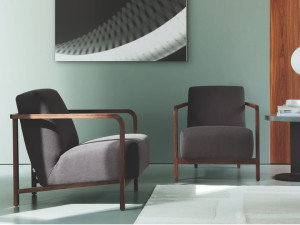 Тканевое кресло с подлокотниками