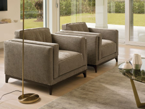 Тканевое кресло с подлокотниками