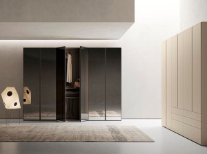 Шкаф с распашными дверцами