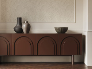 Деревянный шкаф с распашными дверями