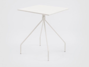 Окрашенный металлический квадратный стол