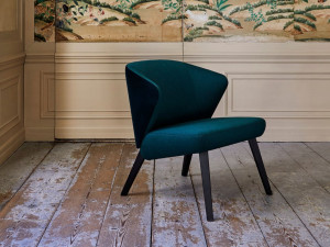 Кресло с подлокотниками