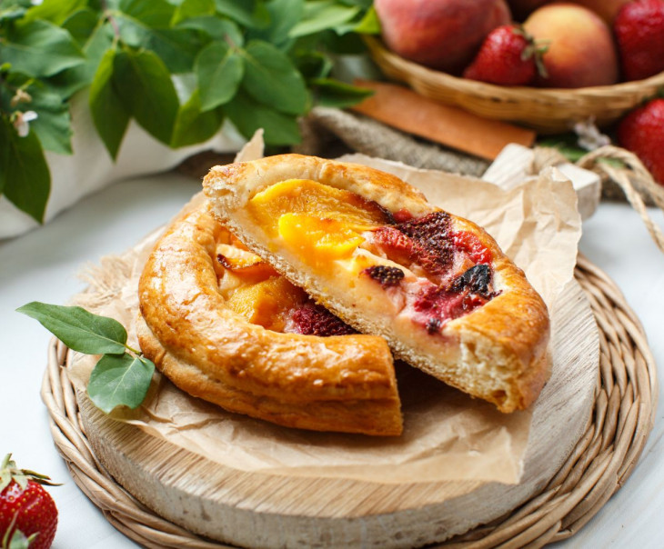 6469 Датская булочка с персиком и клубникой Вкусляндия  - Вид №1