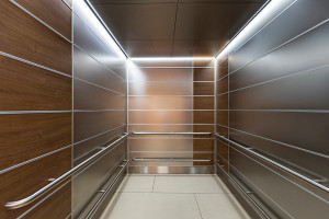 FSRT729 Внутренняя часть лифта Levele-103 с панелями из нержавеющей стали с отделкой из морского камня и индивидуальным ламинатом; потолок из нержавеющей стали с отделкой из морской керамики в центре матери и ребенка в Abbott Northwestern and Children's H