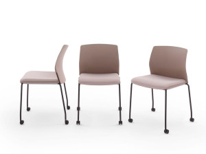 Пластиковый стул с колесами