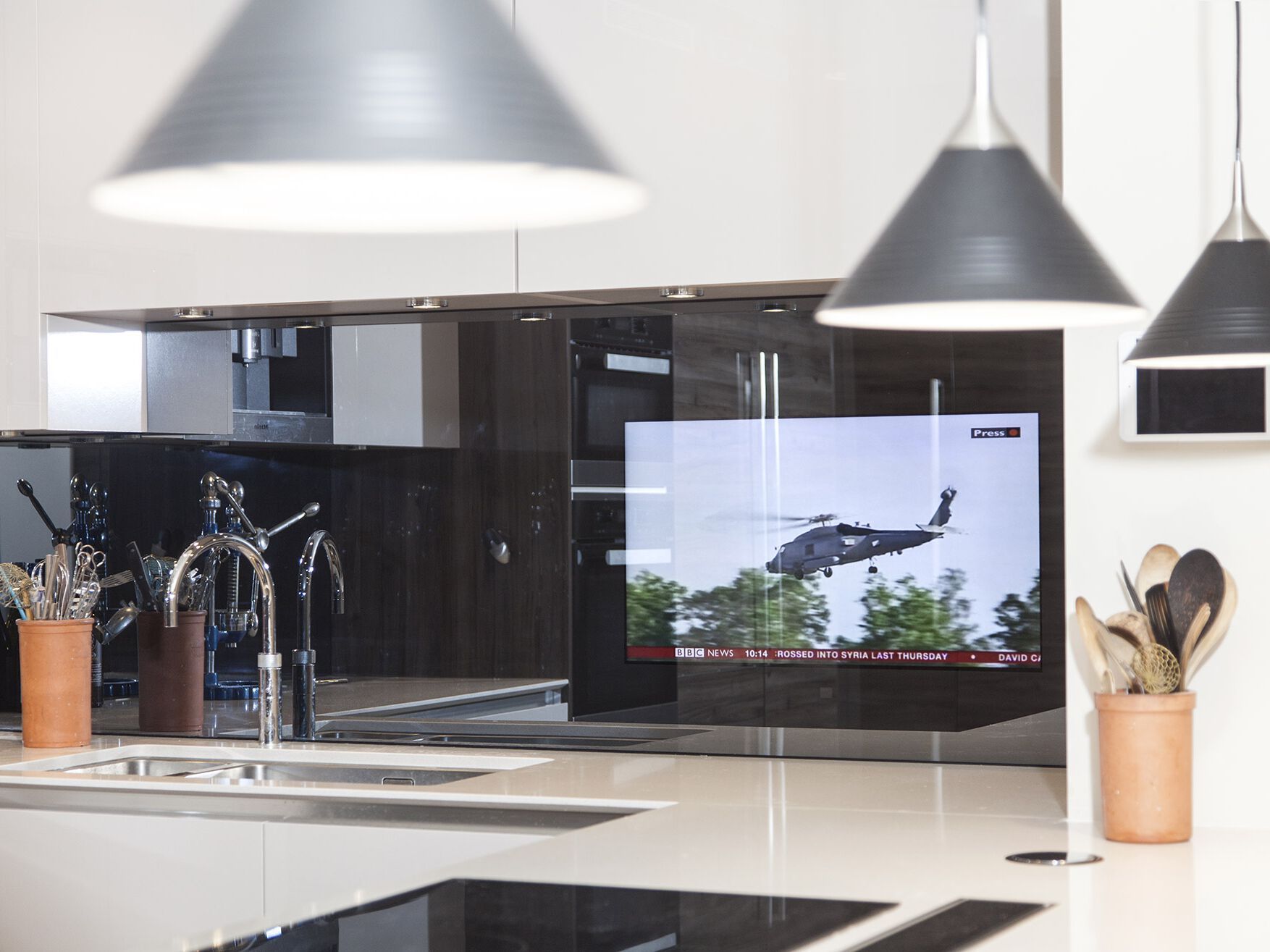 Прямоугольное настенное зеркало со встроенным отсеком для телевизора NEOD Custom Mirror Tv ARCH-00006891