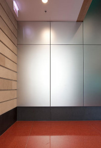 FSRT679 Система облицовки стен Levele с плавающими панелями из нержавеющей стали, отделка туманом, в биомедицинском центре университета чикаго, чикаго, иллинойс Forms-surfaces