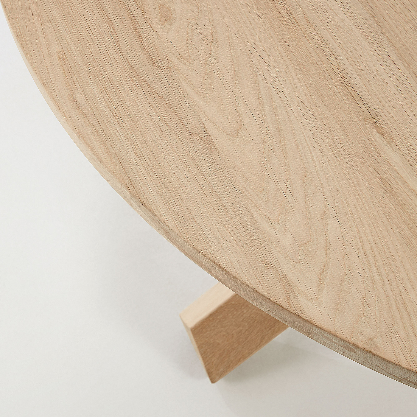 067285 Стол Arendal Ø120 дуб беленый La Forma Lotus