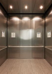 FSRT829 Внутренняя часть лифта Levelc-1000a из нержавеющей стали с индивидуальной отделкой и оттискным рисунком в Далласе; потолок из нержавеющей стали с индивидуальной отделкой; круглые поручни в университете рузвельта - студенческий, академический и рек