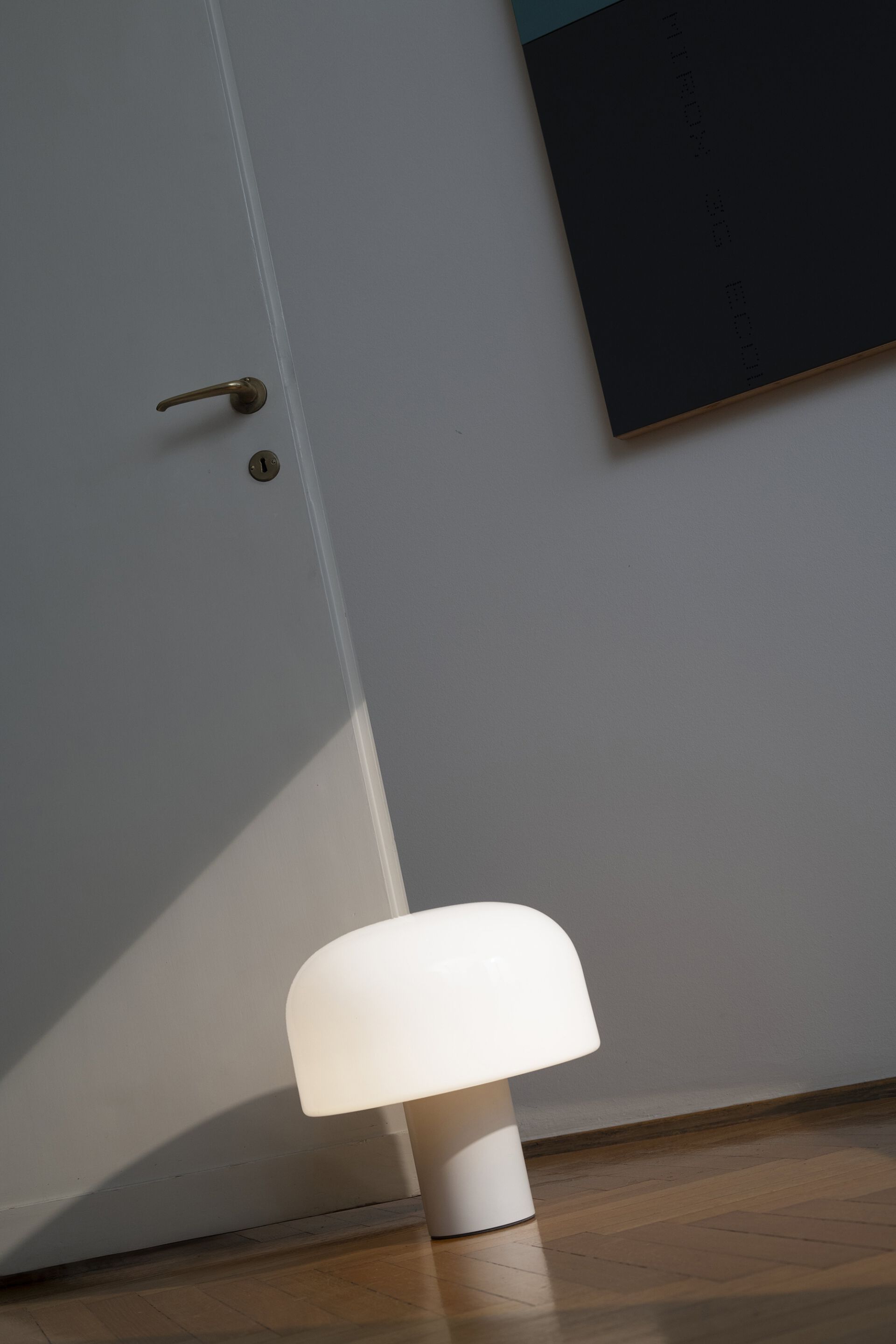 Диммируемая настольная лампа из опалового стекла Flos Bellhop ARCH-00052402 - Вид №4