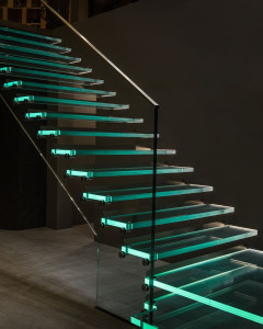 Стеклянная лестница со светодиодной подсветкой