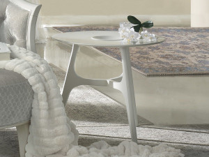 Круглый деревянный журнальный столик