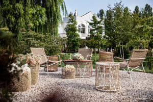 Садовый журнальный столик из синтетического волокна