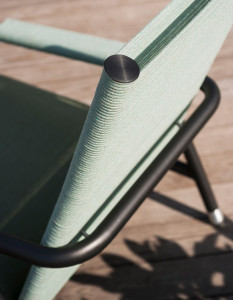 Тканевое садовое кресло с подлокотниками