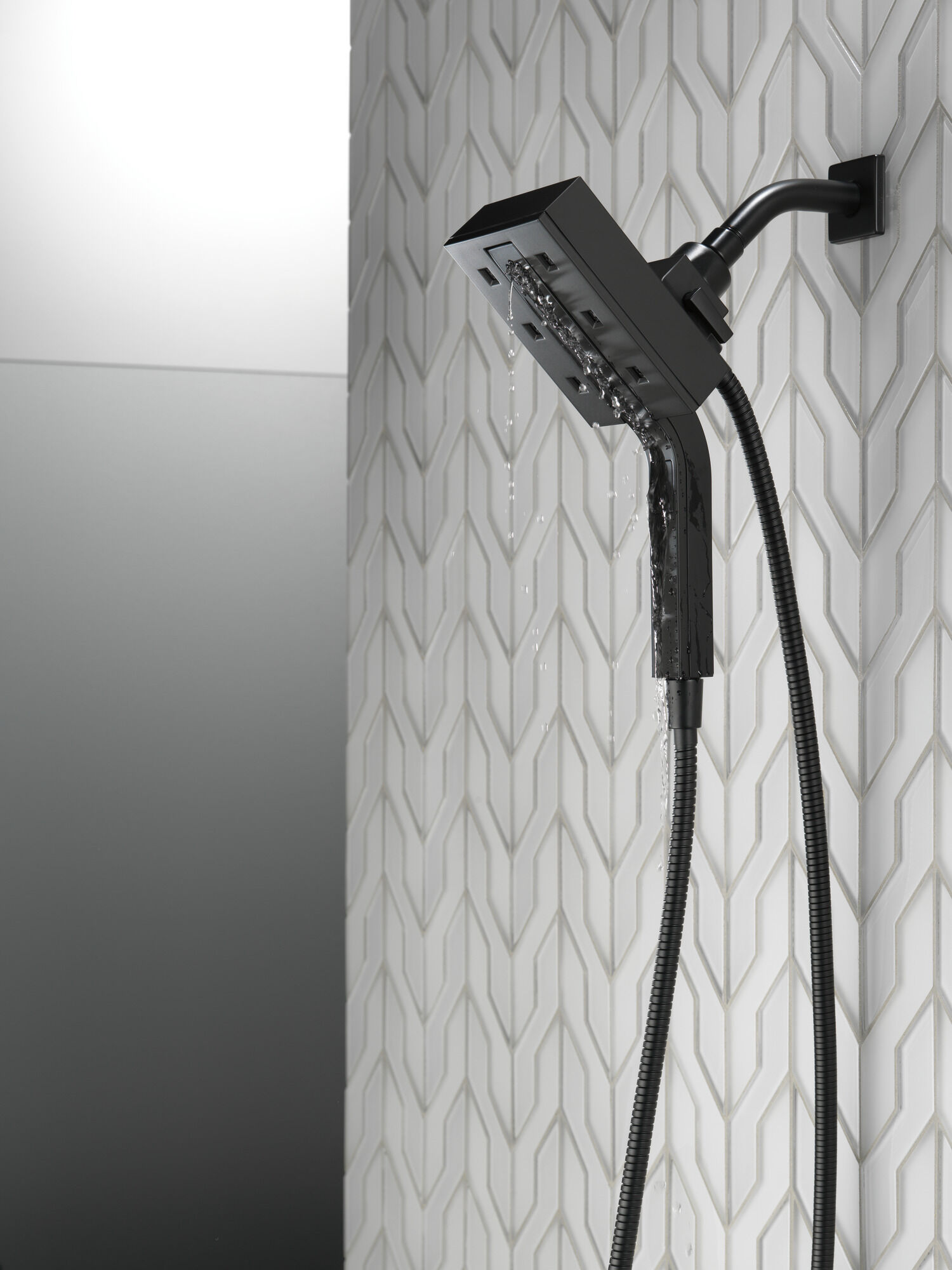 58473-BL H2Okinetic® In2ition® Душ два в одном с 4 настройками Delta Faucet Universal Showering Матовый черный  - Вид №12