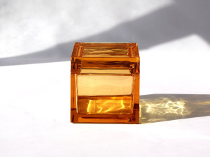 Одноцветный контейнер из дутого стекла