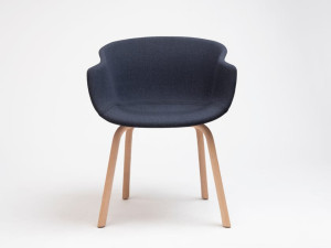 Тканевый стул с подлокотниками