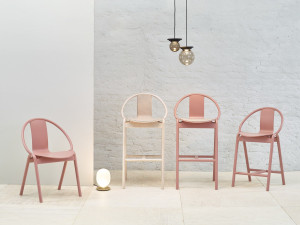 Высокий мягкий стул со спинкой