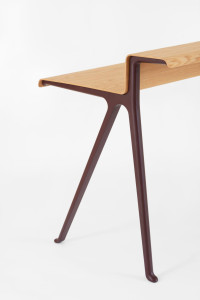 Деревянный письменный стол