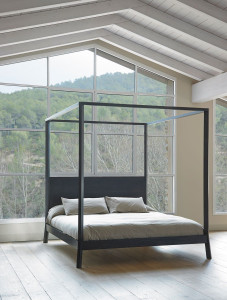 Двуспальная кровать из массива дерева