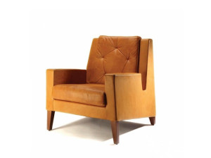 Кожаное кресло с подлокотниками