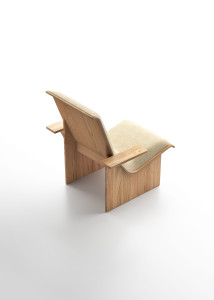 Деревянное кресло с подлокотниками