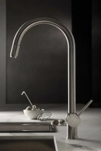 newform Кухонный смеситель с поворотным изливом и вытяжным душем Moony 3125