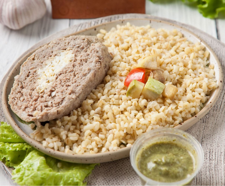 6876 Рулет мясной с яйцом и булгур с овощами Вкусляндия  - Вид №1