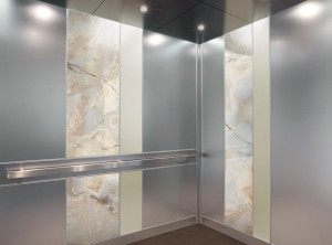 FSRT695 Интерьер лифта Levele-101 с главными панелями из нержавеющей стали, отделка морским камнем; большие акцентные панели из стекла оникс vivistone opal, стандартная отделка; небольшие акцентные панели из стекла vivichrome chromis, прослойка нестандарт