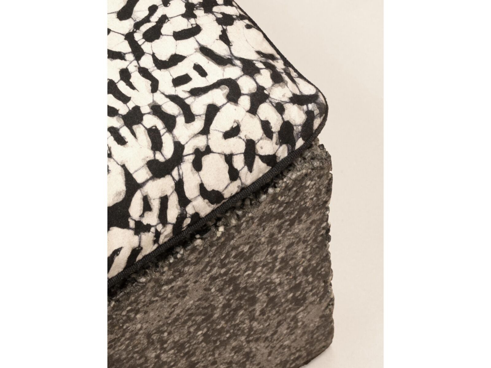 Реконструированная каменная скамья Phantom Hands Джеффри Бава ARCH-00050709 - Вид №2