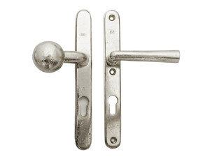 Металлическая ручка на пластине