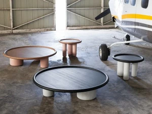 Tacchini Круглый журнальный столик из массива дерева с бетонным основанием