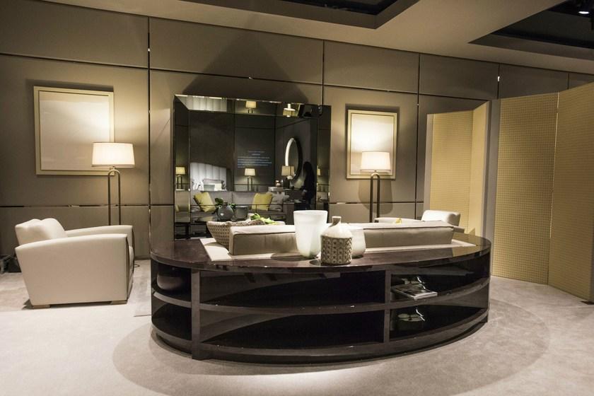 HUGUES CHEVALIER Изогнутый кожаный диван с полкой для журналов Haussmann sun-id-1397634 - Вид №3