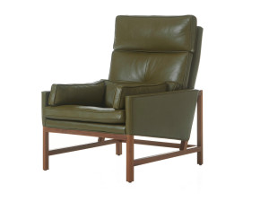 Кожаное кресло с высокой спинкой