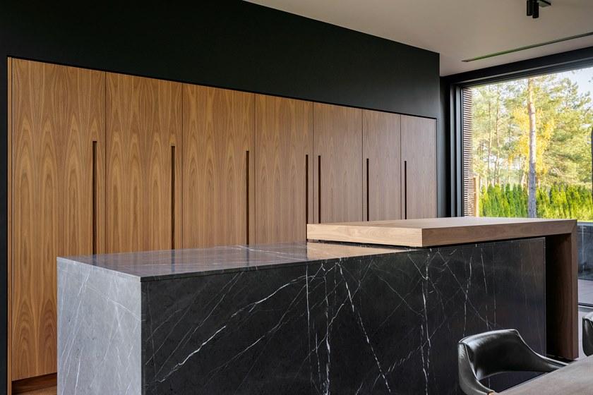 TM Italia Cucine Линейная кухня из орехового дерева каналетто и острова с раздвижной столешницей D90 sun-id-1509750 - Вид №8