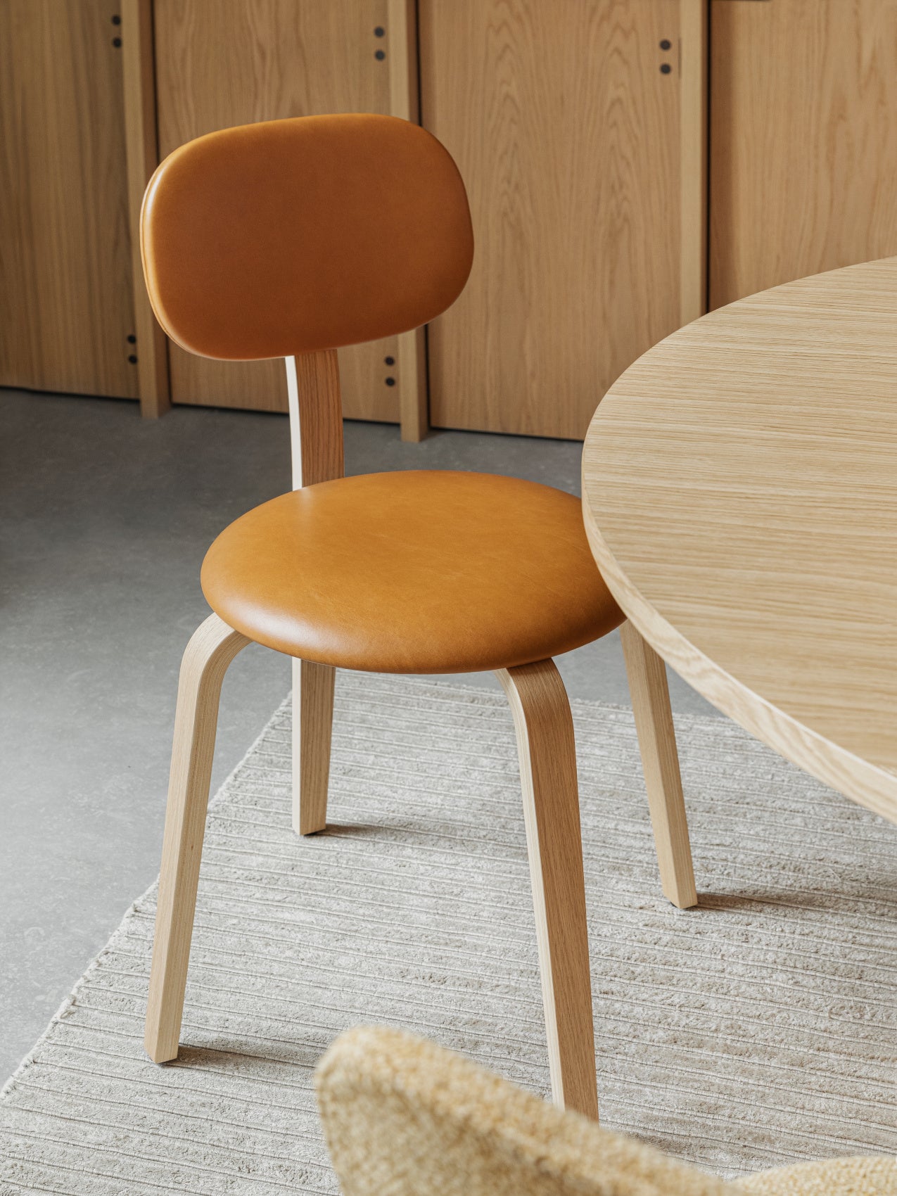 8350804-001H00ZZ Afteroom Plus, Обеденный стул на деревянной основе, обитый LuceLight  - Вид №1