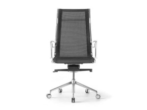 Тканевое офисное кресло с колесами