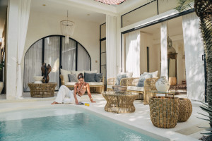 Круглый журнальный столик из синтетического волокна