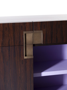 Деревянный шкаф