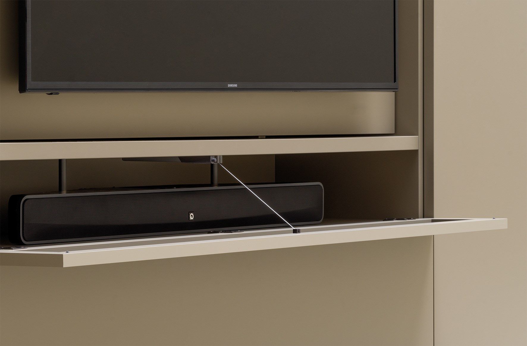 Стена оборудована открывающейся подставкой для телевизора Caccaro ARCH-00042813